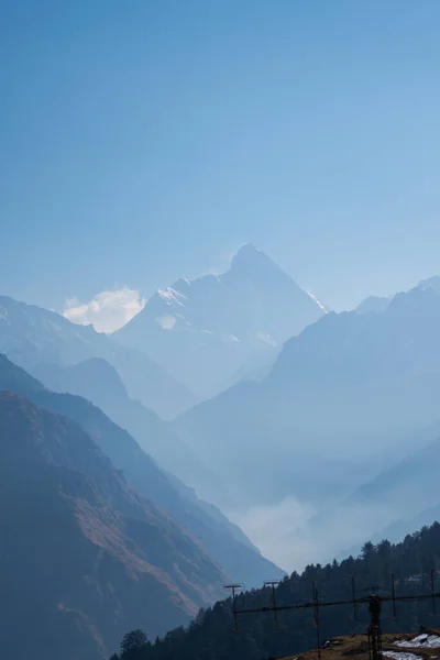 Schöne Aussicht Auf Den Nanda Devi Gipfel Einem Rauchigen Sonnigen — Stockfoto