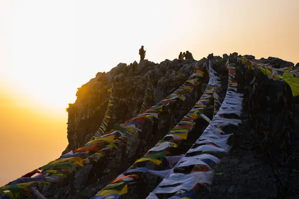 Mountain Peak Tibetan Flags Hanging Rocks Sunset Uttarakhand — Stockfoto