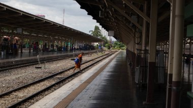 Bangkok Patumwan / Tayland Ağustos / 8 / 2020 Tren istasyonunda insanlar bir sonraki geçidi bekliyorlar.
