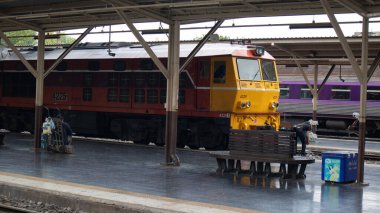 Bangkok Patumwan / Tayland Ağustos / 8 / 2020, tren istasyonunda lokomotif işi, ucuz yolcu.