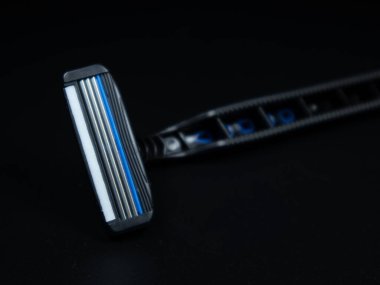 Jilet siyah arkaplanı kapatıyor..