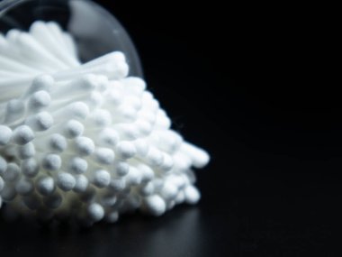 Siyah arkaplanda yalıtılmış pamuk tomurcukları.