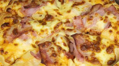 Photoshoot servisi için pizza, beyaz arka planda izole edilmiş. .