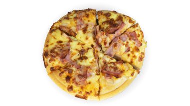 Yengeç çubuğu ve mantarlı pizza, ananas, beyaz arka planda izole edilmiş..