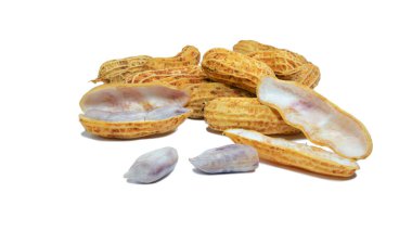 Beyaz arka planda izole edilmiş bir grup haşlanmış fıstık.