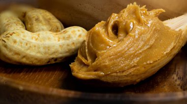 Fıstık ezmesi 1 kepçe taze fıstıkla servis edilir, kahvaltıya hazırlanın, yakın çekim görüntüsü.