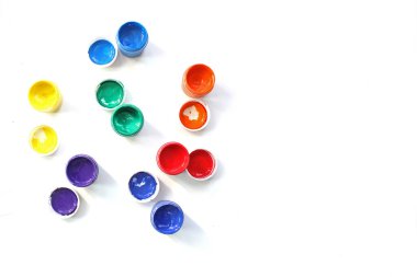 Beyaz arkaplan üzerinde renkli parmak boyaları