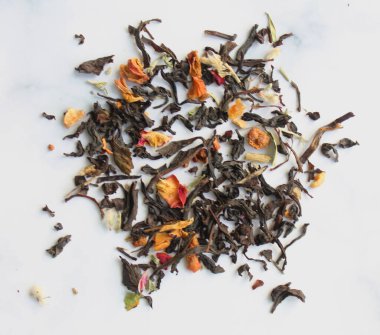 Beyaz arka planda izole edilmiş kuru çay yaprakları. Üst manzara.