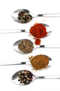 Beyaz arka planda yemek pişirmek için çeşitli otlar ve baharatlar.