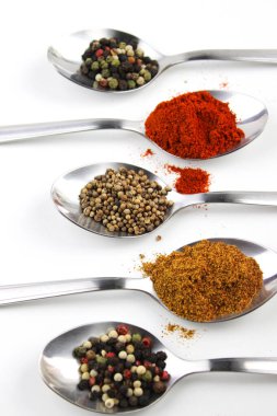 Beyaz tablo arka planında metin veya etiket için boş alanı olan geniş çeşitlilikte baharat ve bitkiler