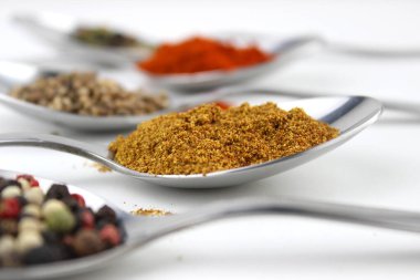 Beyaz tablo arka planında metin veya etiket için boş alanı olan geniş çeşitlilikte baharat ve bitkiler