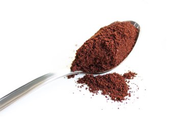 Kaşıkla öğütülmüş kahve izole edilmiş. Hazır kahve ve kahve çekirdekli kaşık, retro tarzı ton, boşluğu kopyala.