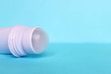 Beyaz şişe ve mavi arka planda terleme önleyici deodorant. cilt bakımı 19