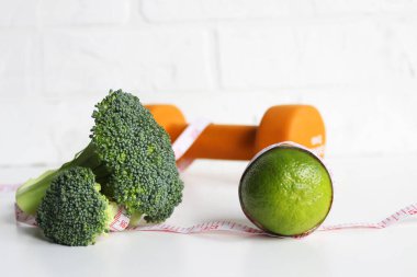 Sağlıklı beslenme zayıflama kilo kontrol konsepti. Yakından yeşil brokoli, beyaz pullarda şerit var.