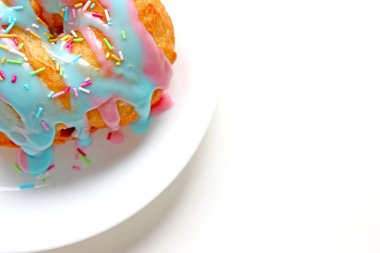 Beyaz arkaplan görünümünde serpiştirilmiş donut