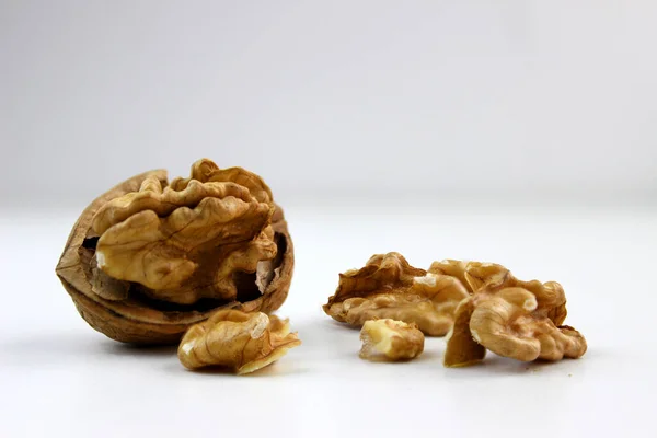 Noix Isolées Sur Fond Blanc Une Alimentation Saine — Photo