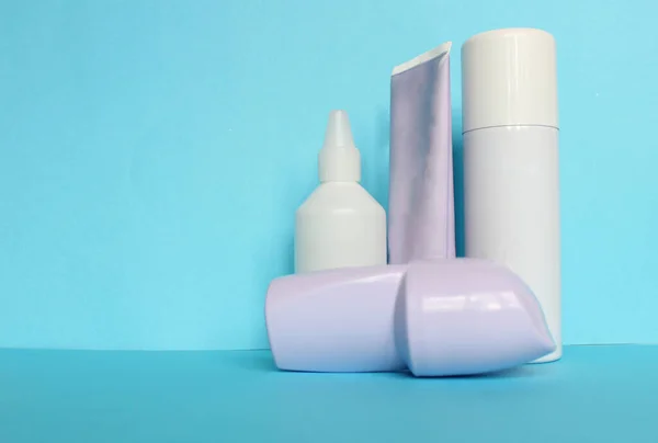 Witte Fles Met Body Antitranspirant Deodorant Roll Blauwe Achtergrond Huidverzorging — Stockfoto