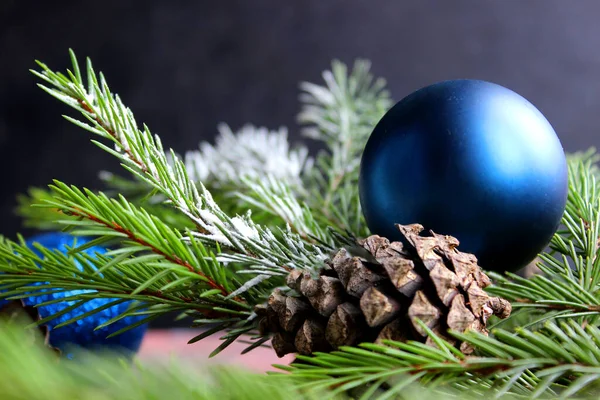 Fond de Noël. Sapin et boules bleues de Noël sur une planche de bois — Photo