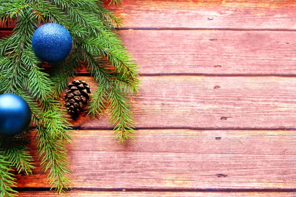 Fond de Noël. Sapin et boules bleues de Noël sur une planche de bois — Photo