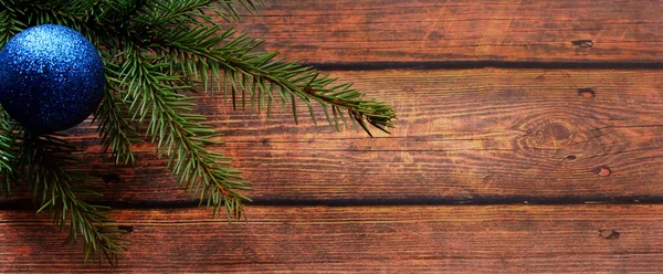 Fond de Noël. Sapin et boules bleues de Noël sur une planche de bois. bannière — Photo