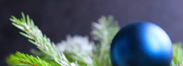 Fond de Noël. Sapin et boules bleues de Noël sur une planche de bois. bannière — Photo