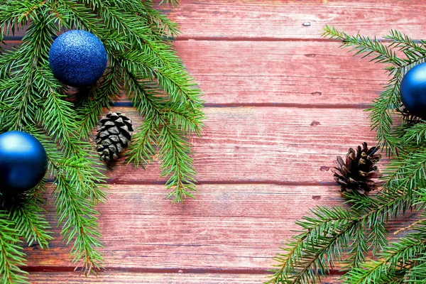 Fond de Noël. Sapin et boules bleues de Noël sur une planche de bois — Photo