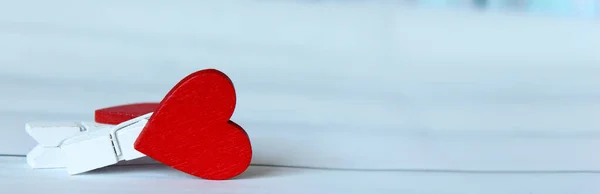 Fondo de San Valentín con corazones hechos a mano en madera rústica. Felices amantes tarjeta de día maqueta, espacio para copiar. banner — Foto de Stock