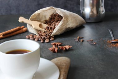 Kahve fincanı ve fasulye eski mutfak masasında. Metniniz için metin alanı olan üst görünüm.