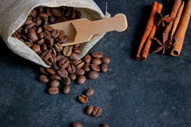 Koyu arka planda bir torbada kahve ve kahve çekirdeği..