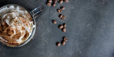 Tebeşir tahtası menüsünde tarçınlı kapuçino. en üstteki görünüm
