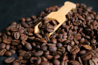 Bir fincan kahve, poşet ve eski paslı arka planda kepçe.