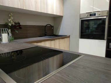 Mutfak, masa ve atölyelerin eşgüdümlü minimalist tasarımı