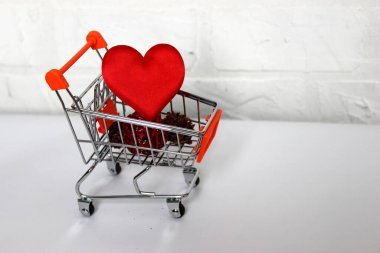 Kırmızı kalp beyaz yerine alışveriş arabasında