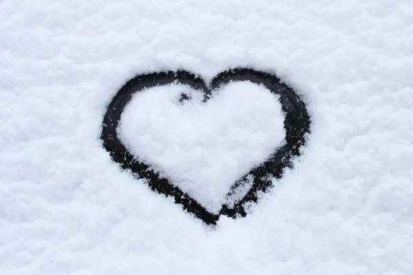 Znak miłości w kształcie serca, narysowany na pokrytym śniegiem lodzie na zimowym jeziorze z przestrzenią do kopiowania. Romantyczne tło. — Zdjęcie stockowe