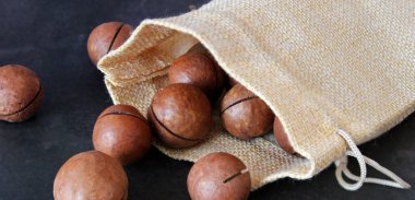 Taş masada bir sürü ceviz var. Kopyalama alanı olan üst görünüm.