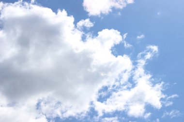 Farklı bulutlarla mavi gökyüzü arkaplanı