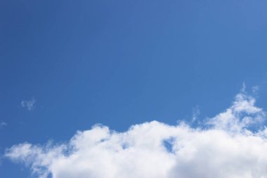 Farklı bulutlarla mavi gökyüzü arkaplanı