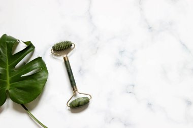 Yüz masajcısı. kişisel bakım kavramı. Sıfır kayıp. Evde kaldırma ve tonlama tedavisi.