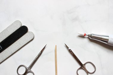 Modern manikür ve tırnak uzatmak için malzeme ve aletlerin üst görünümü. Düz yatar manikür araçları