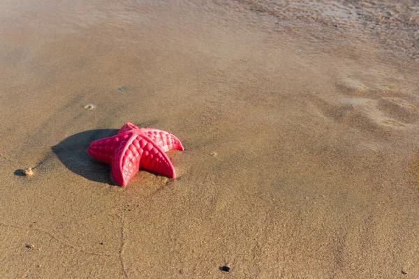 Nyaralás, tengerparti hullámok Starfish és színes játékok — Stock Fotó