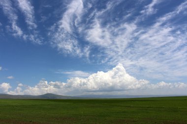 bulutlu gökyüzü ve dağ manzarası