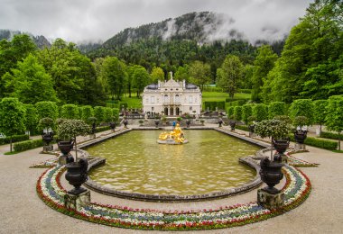 Almanya, güneybatı Bavyera Schloss Linderhof sarayıdır. Kral Ludwig II tarafından inşa üç saraylar en küçüğü olduğunu.