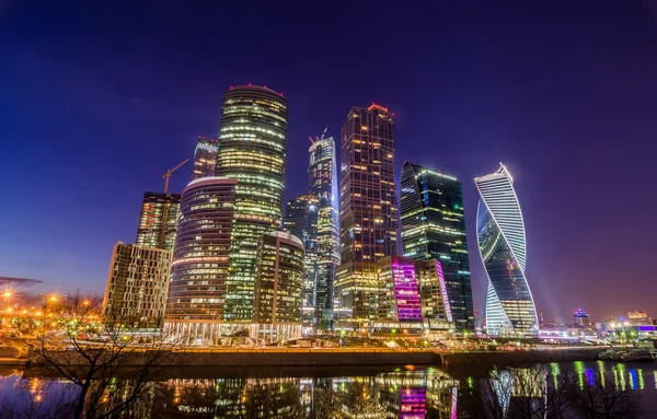 Gece görünümü Moscow City ticari bir ilçe merkezi Moskova, Rusya da anılan Moskova Uluslararası İş Merkezi.