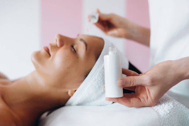 Güzellik salonunda arabada yatan esmer, genç bir kadın. Spa salonunda maskeli bir kadın. Yüz masajı yaptırıyorum. Güzellik uzmanını ziyarete geldim. Serum kullanılıyor.