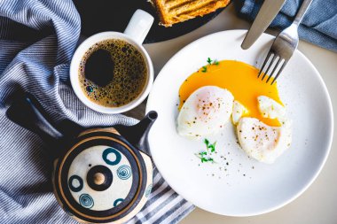 Sabah pişmiş yumurta ve bir fincan kahve.