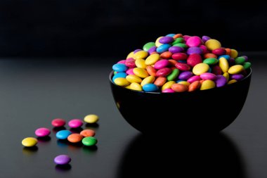 Bir kase dolusu renkli şeker.