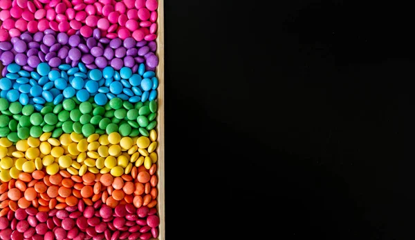 Çok Renkli Yuvarlak Şekerlemelerden Yapılmış Canlı Bir Gökkuşağı — Stok fotoğraf