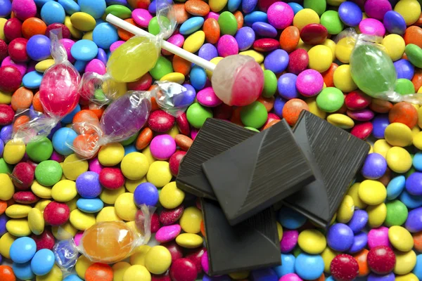 Барвисті цукерки та шоколад — стокове фото