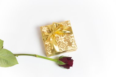 Kırmızı gül ile mevcut