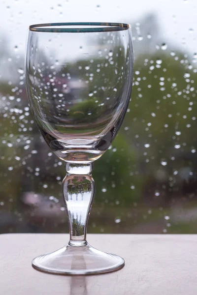ワイングラスと窓からの眺め — ストック写真